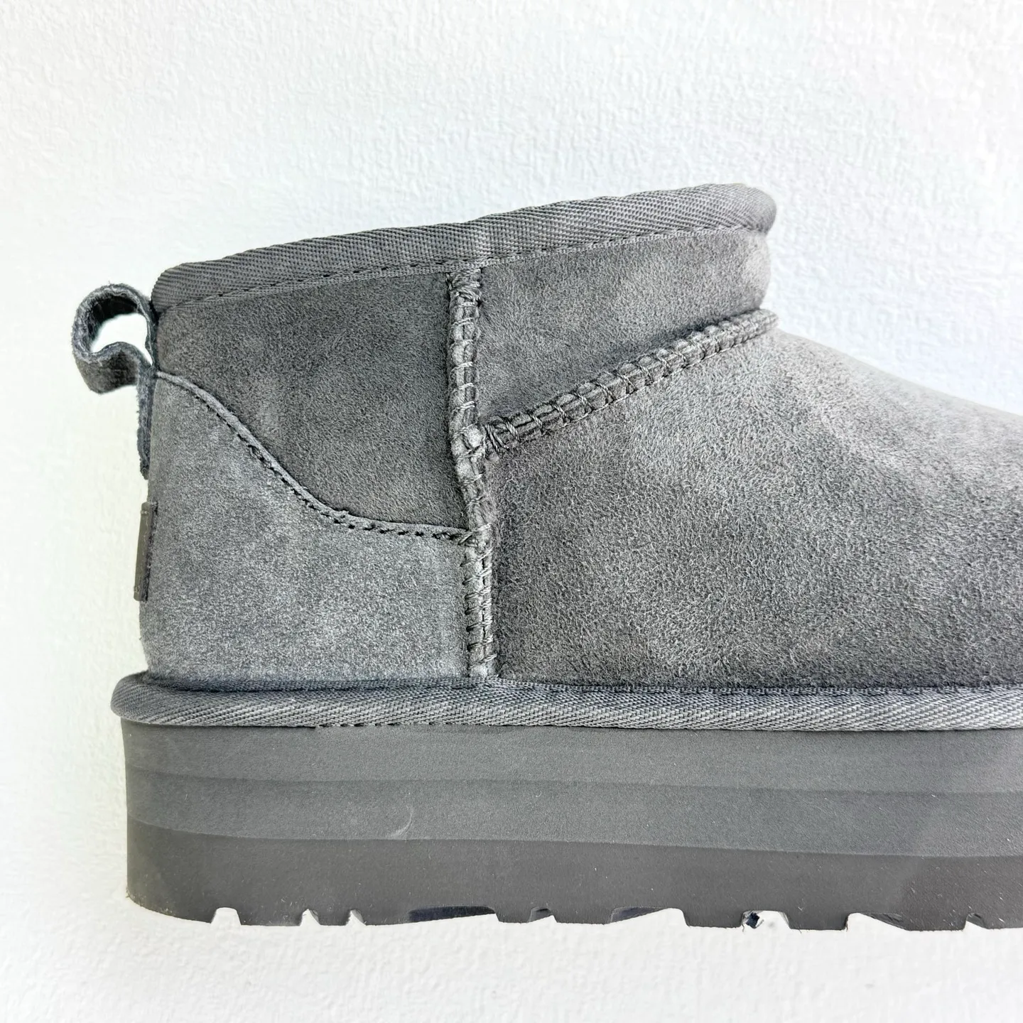 Self-pickup 💰440 Zhou Dongyu mini three-centimeter series snow boots/maroon gray black antelope brown carefully selected Longfeng sheep fur, fine texture, skin-friendly and breathable. The shoe collar is designed with simple tailoring. Easy to put on and take off. Fashionable personality. Comfortable Treadlite by ugg light wing EVA outsole. Comfortable cushioning. Size: 35 36 37 38 39 40